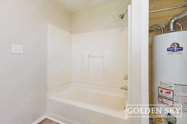 Building Photo - 119 E 1st St