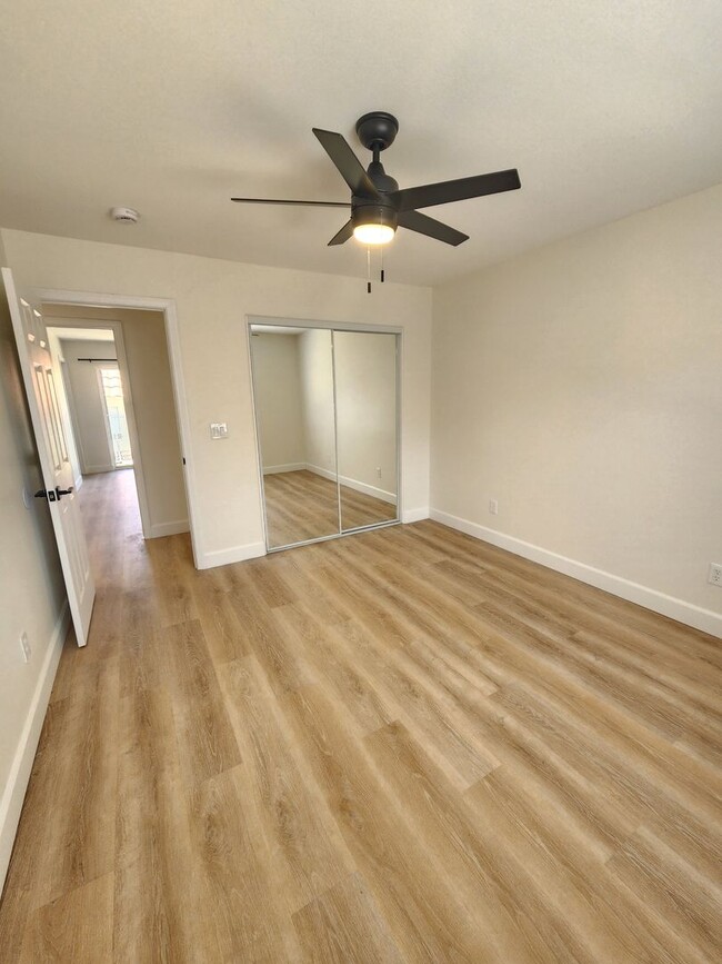 Building Photo - 3 bedroom 2 bathroom close to shops and public transportation