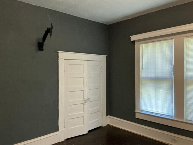 Building Photo - 623 N Nicholls St