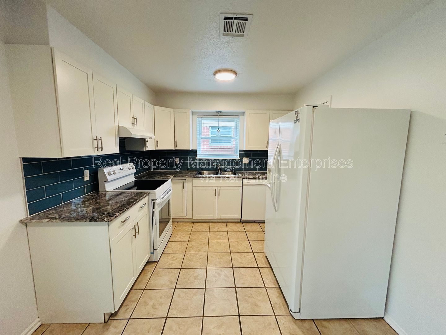 Building Photo - 633 Lotus Ave