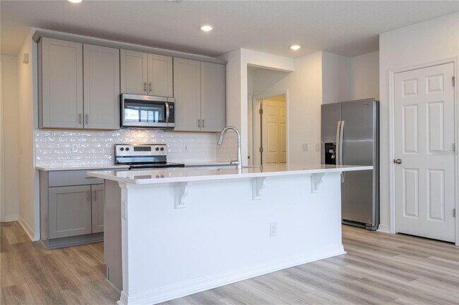 Building Photo - Elegant & Comfortable Home with Granite Kitchen in Prime St. Cloud Location