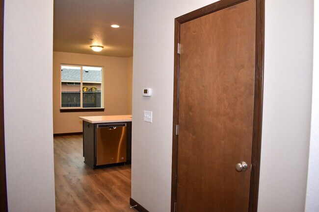 Building Photo - 2 Bedroom 2 Bathroom Duplex in a New Great...