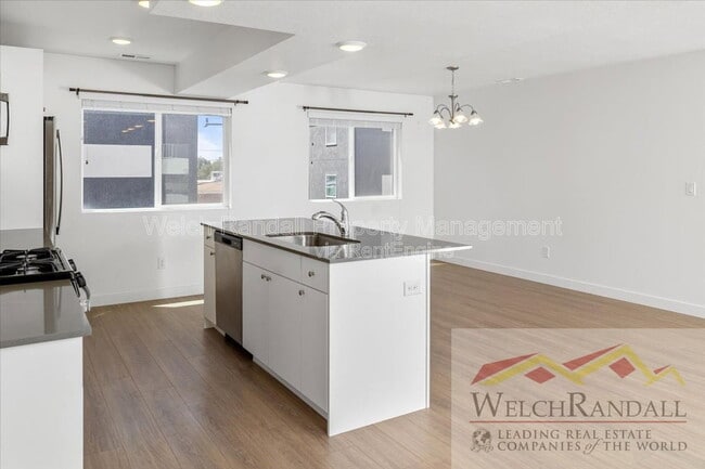 Building Photo - 82 E Weekes Wy