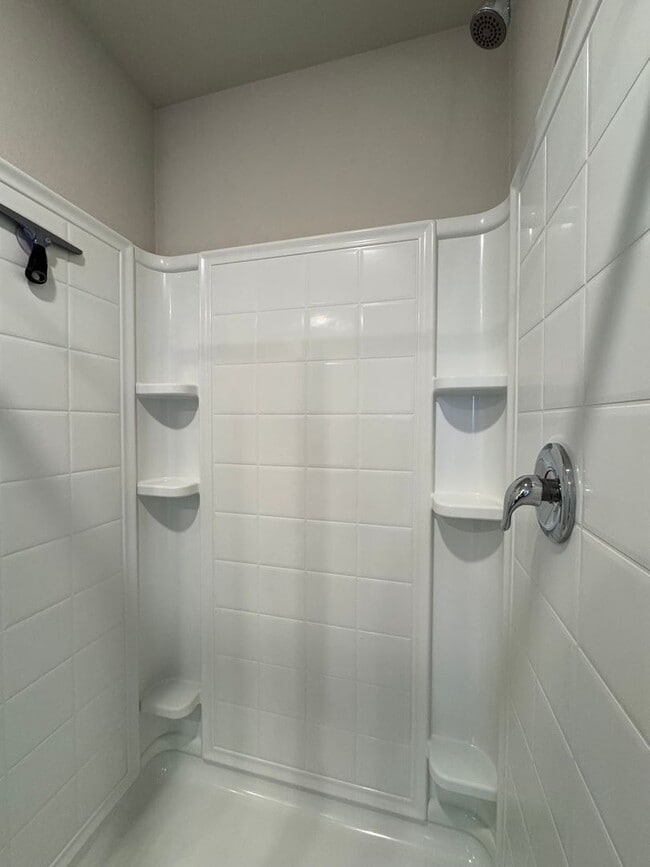 Building Photo - Spacious 4-Bedroom Home in a Great Neighbo...