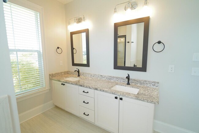 Building Photo - 3846 Arbor Dr