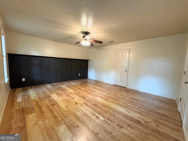 Building Photo - 330 McQueen Cir