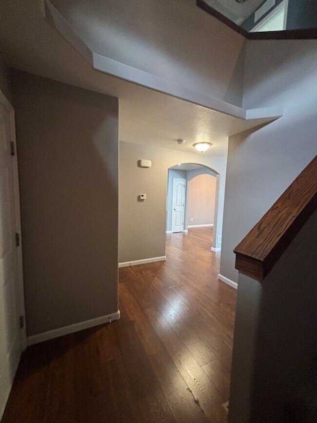 Building Photo - 4 Bedroom 3.5 Bath Townhome in Saddle Ridge!!!