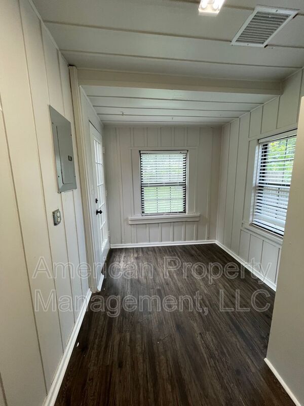Building Photo - 718 N Gary Pl