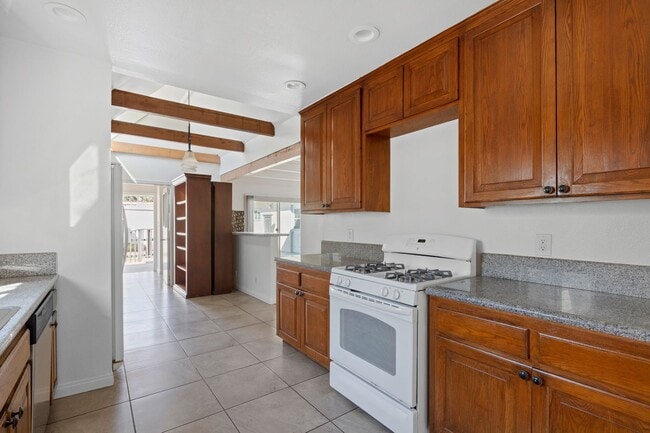 Building Photo - Spacious 4 BR 3 BA Home in Prime West L.A.
