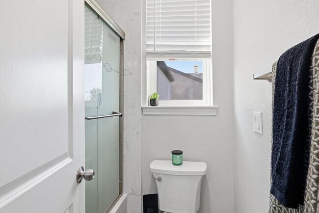 Building Photo - 3017 Village Park Dr