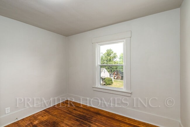 Building Photo - 3 Bed Home with Garage, Private Driveway & Yard – $1,495/mo