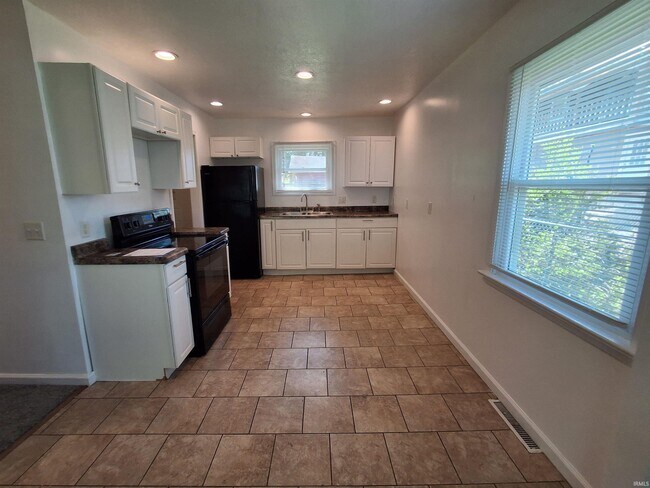 Building Photo - 3516 Central Dr
