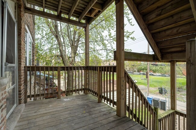 Building Photo - Sunny Spacious 3 Bedroom 1 Bathroom