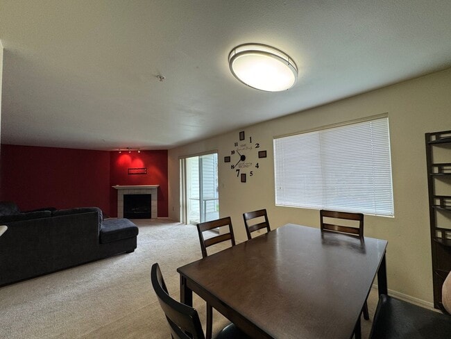 Building Photo - Comfortable & Convenient Condo in Renton