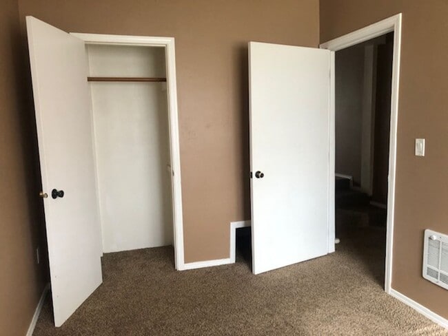 Building Photo - VINTAGE BUNGALOW NEAR CORBIN PARK AVAILABLE NOW!!