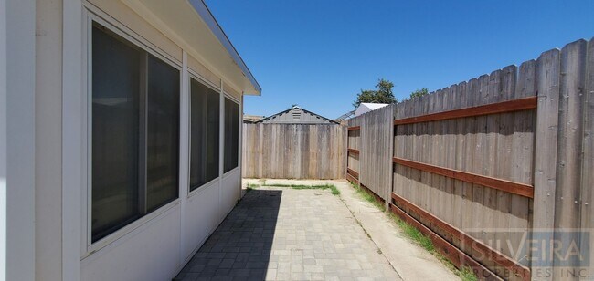 Building Photo - Lovely 3 Bedrooms 2 bath Home For Rent