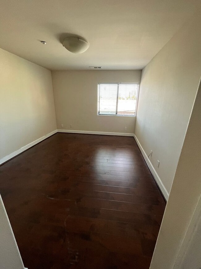 Building Photo - Spacious 3 bedroom, 3 bathroom apartment for rent in San Gabriel
