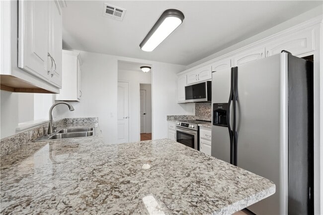 Building Photo - 551 Dogwood St