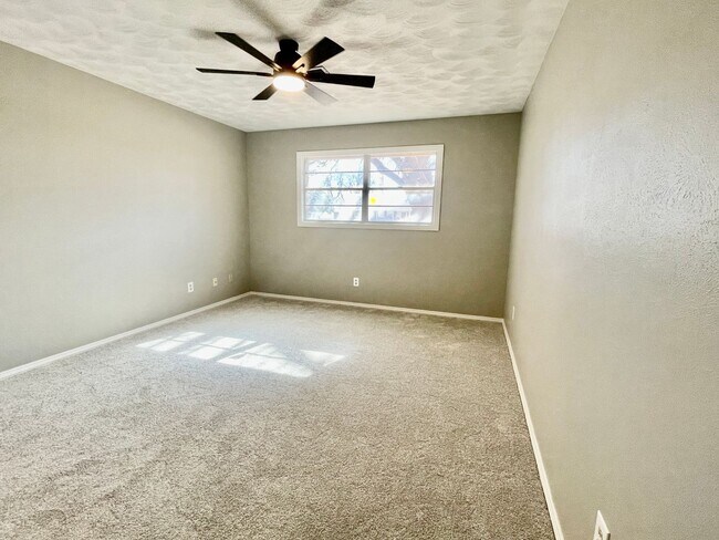 Building Photo - Gorgeous! Completely Remodeled 3/2/2 in Bayless with Washer/Dryer and Fridge!
