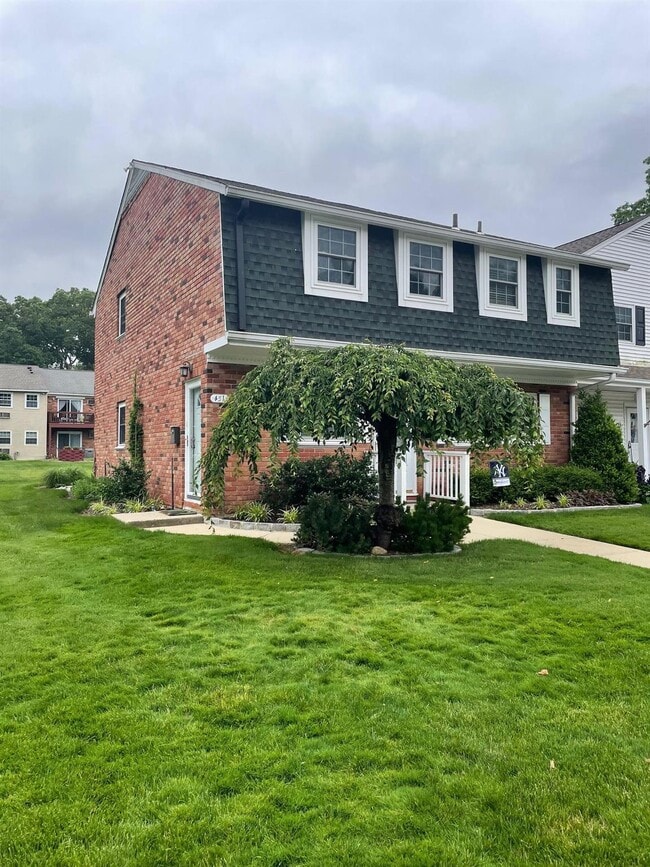 Building Photo - 451 Village Dr