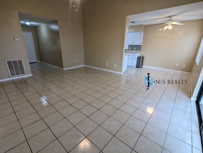 Building Photo - Large 2/2/1 with community pool, primary s...