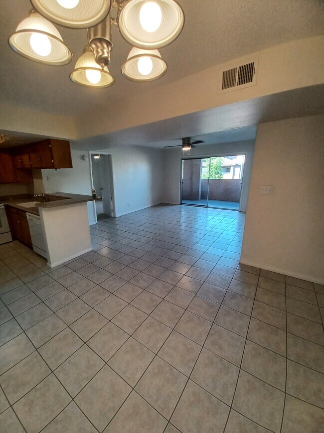 Building Photo - 540 N May