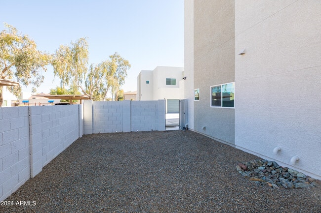 Building Photo - 2842 E Tracy Ln