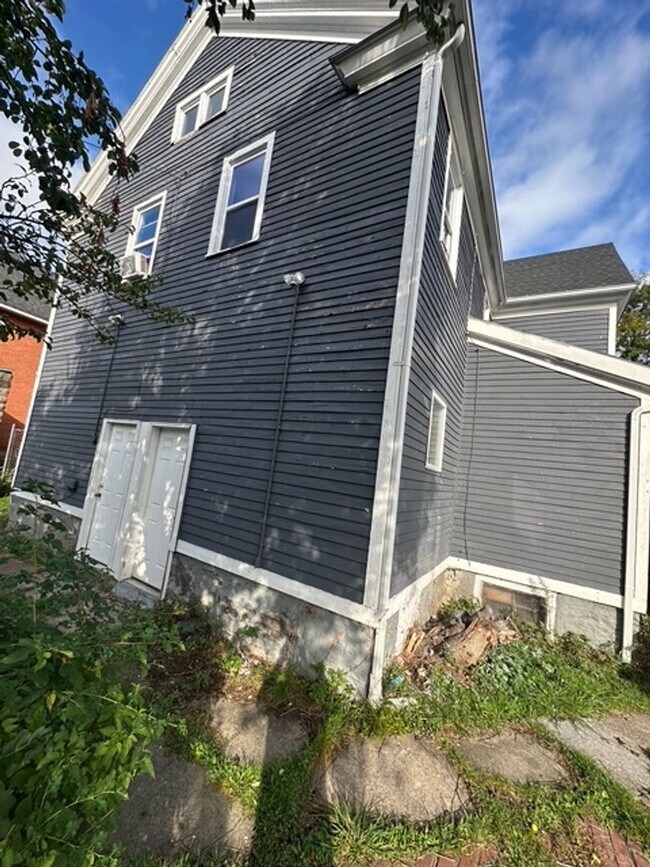 Building Photo - 139-141-141 Spencer St