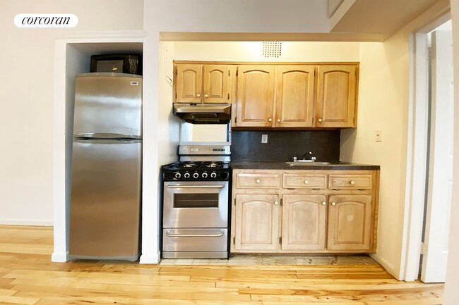 Building Photo - 105 W 77th St