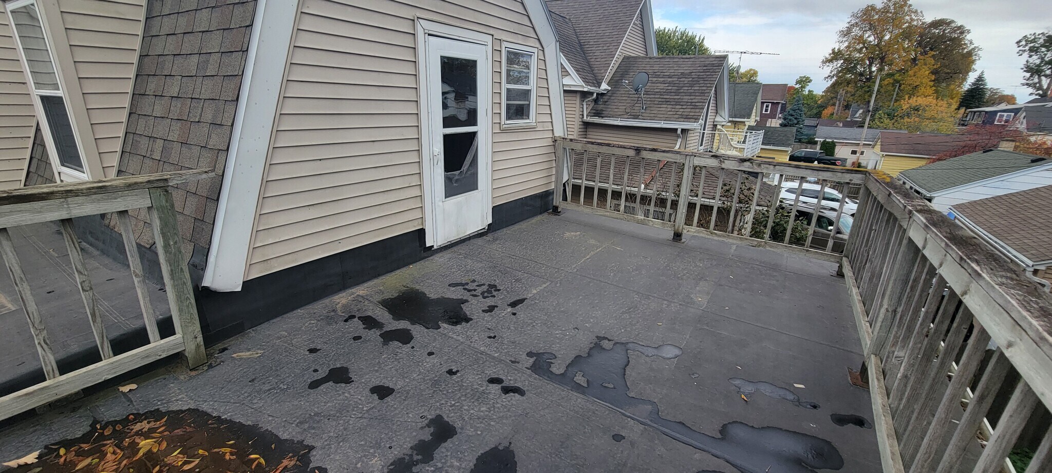 Balcony (Screen has been repaired) - 353 Emma St