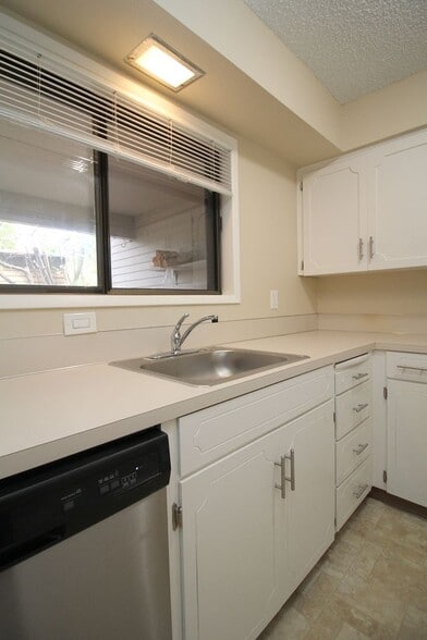 Building Photo - 2747-2757 SW Troy St