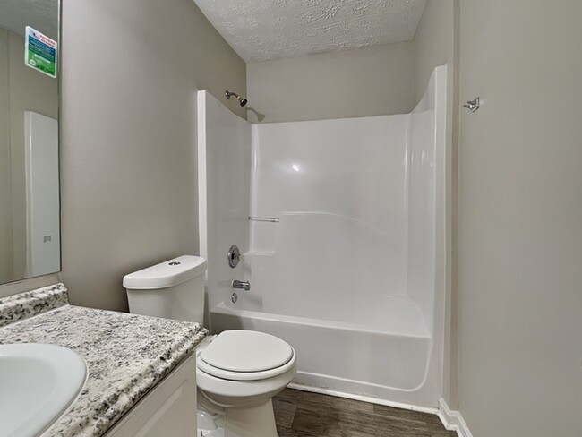 Building Photo - Move-in Special!