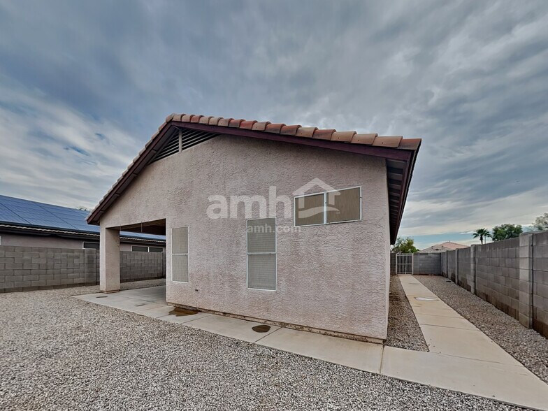 Building Photo - 15640 W Magnolia St