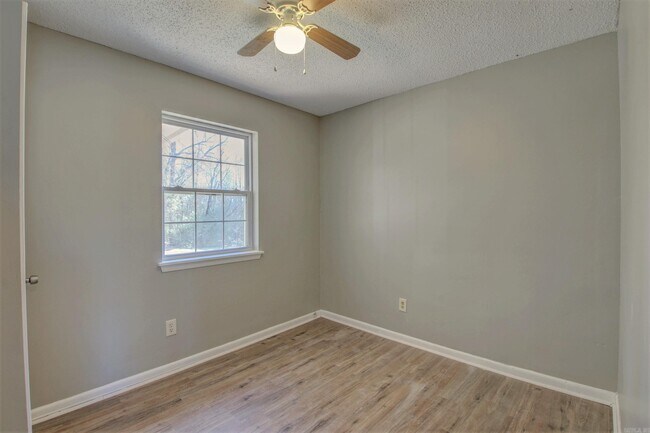 Building Photo - 3301 Green Dr