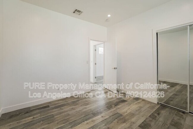 Building Photo - 1340 N Kenmore Ave