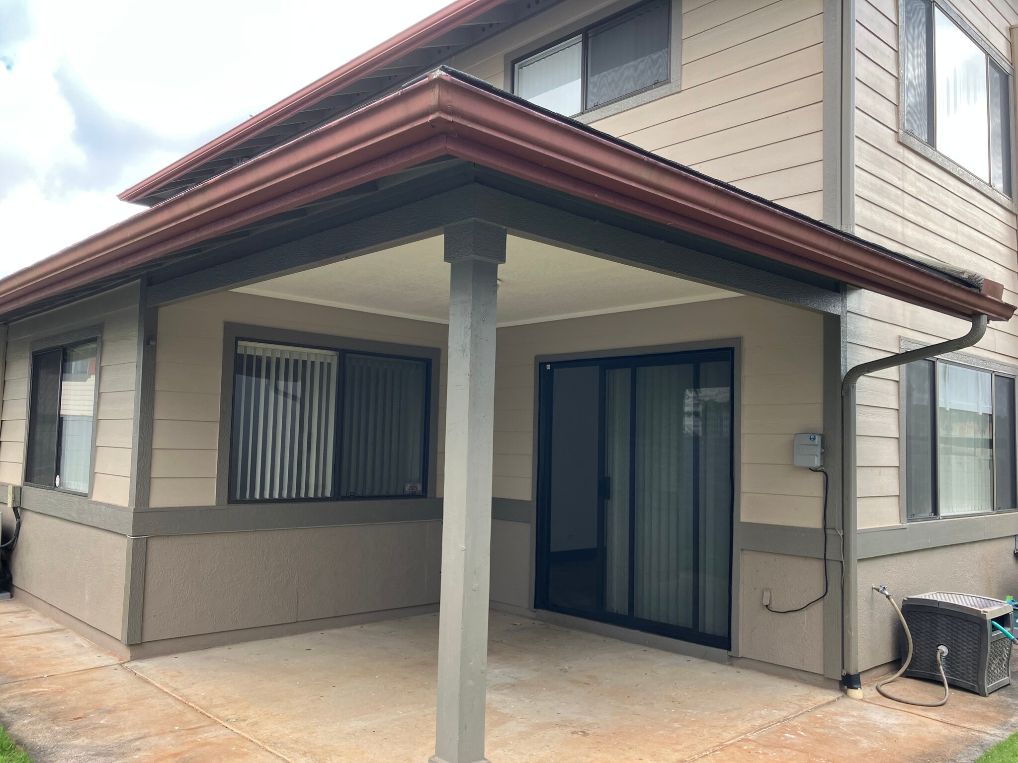 Covered and Private PATIO - 95-2052 Puukaa St