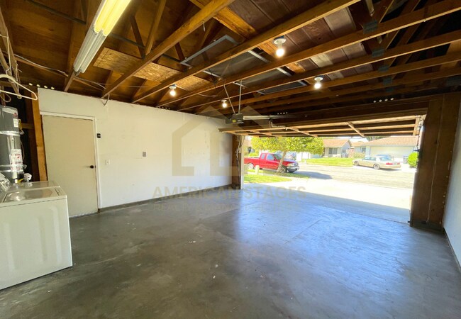 Building Photo - 916 N M Pl