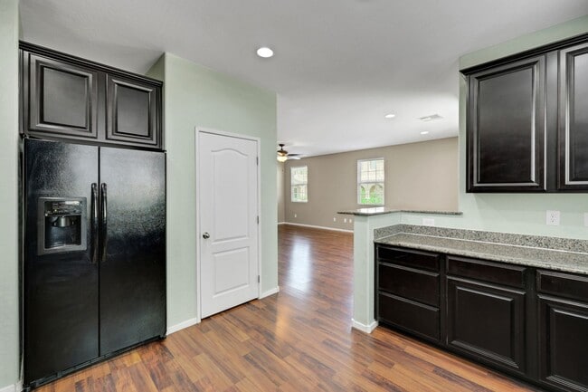 Building Photo - 3 bed/2.5 bath perfect corner home