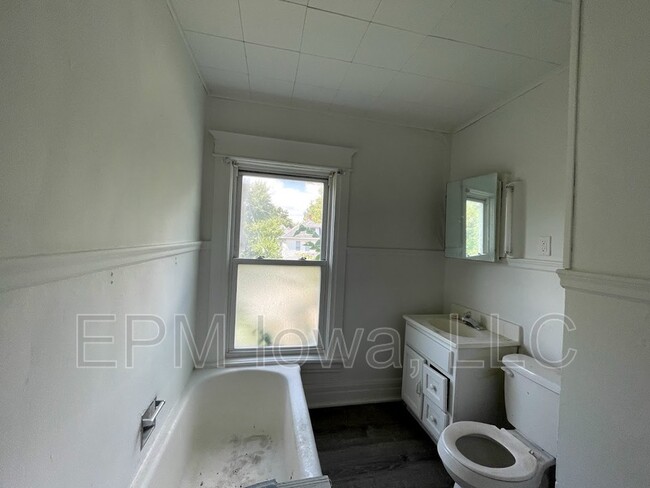 Building Photo - 402 Vermont St