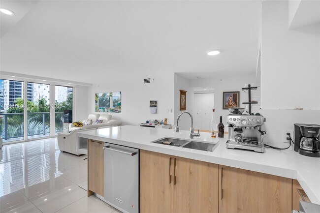 Building Photo - 1155 Brickell Bay Dr