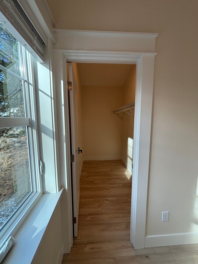 Building Photo - 480 SE Reed Market Rd