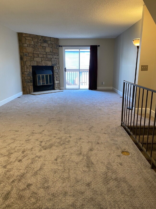 Building Photo - Beautifully updated townhome near Cherry C...