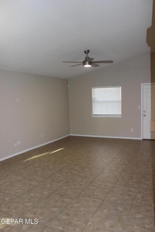 Building Photo - 13978 Vaquero Rock Dr