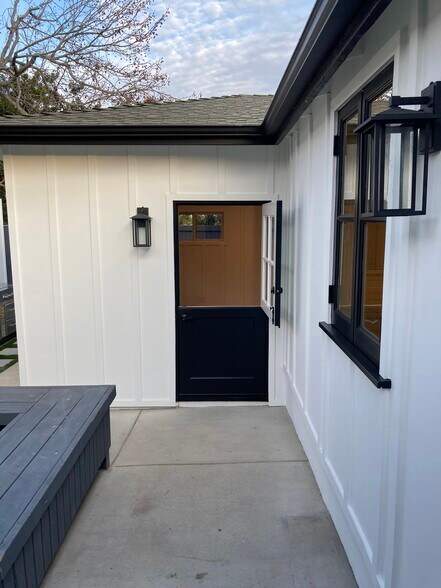 Building Photo - 8418 1/2 Glider Ave