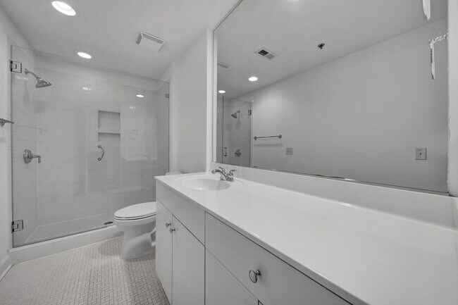 Building Photo - Beautiful 2 Bed 2 Bath Condo in Dilworth!