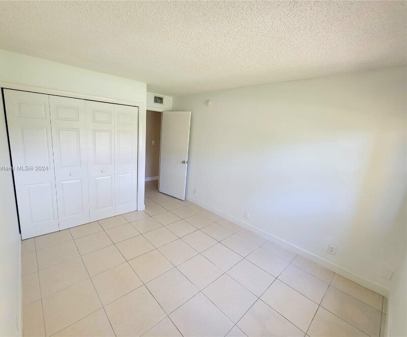 Building Photo - 210 Lakeview Dr
