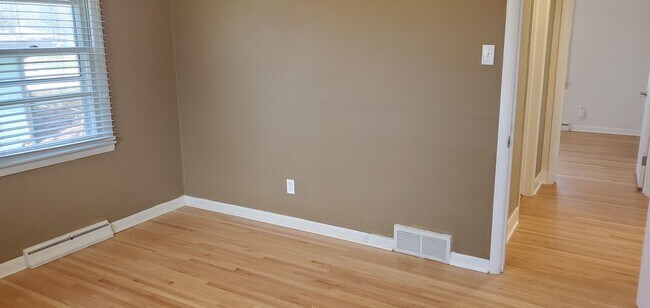 Building Photo - 4 bd, 2 ba, old SW Columbia, corner lot, great shape, fenced, hardwoods, W/D