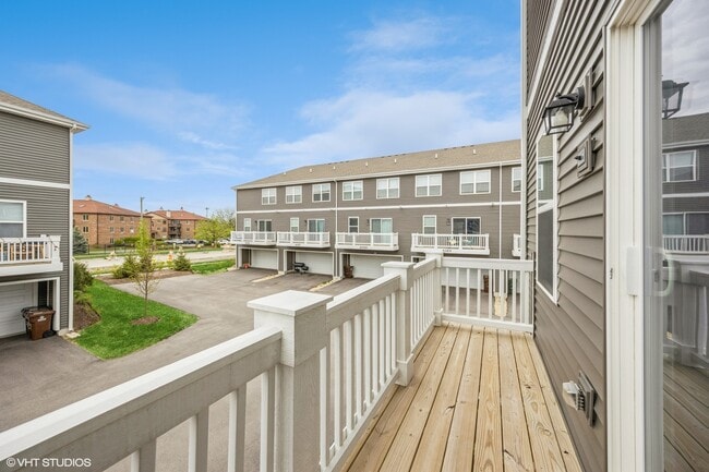 Building Photo - 17300 Roscommon Rd