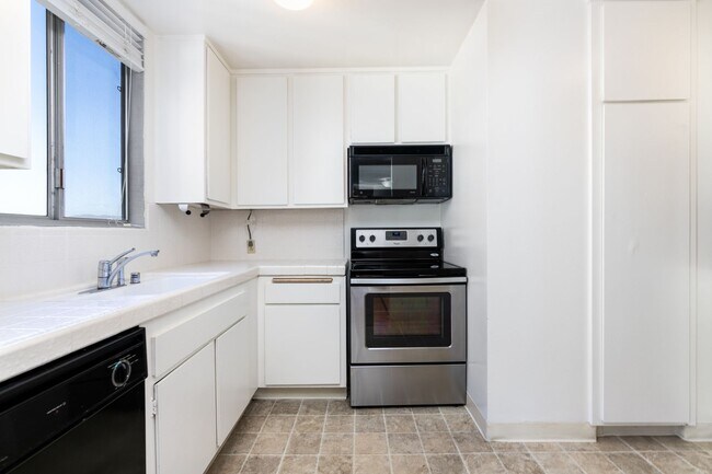 Building Photo - High Rise Condo 1bed 2 Full Bath