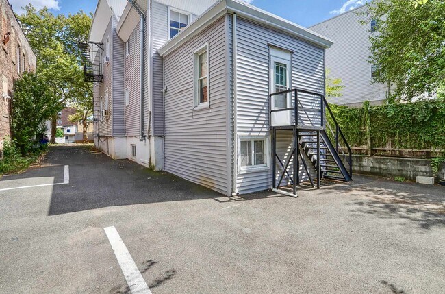 Building Photo - 65 Giles Ave